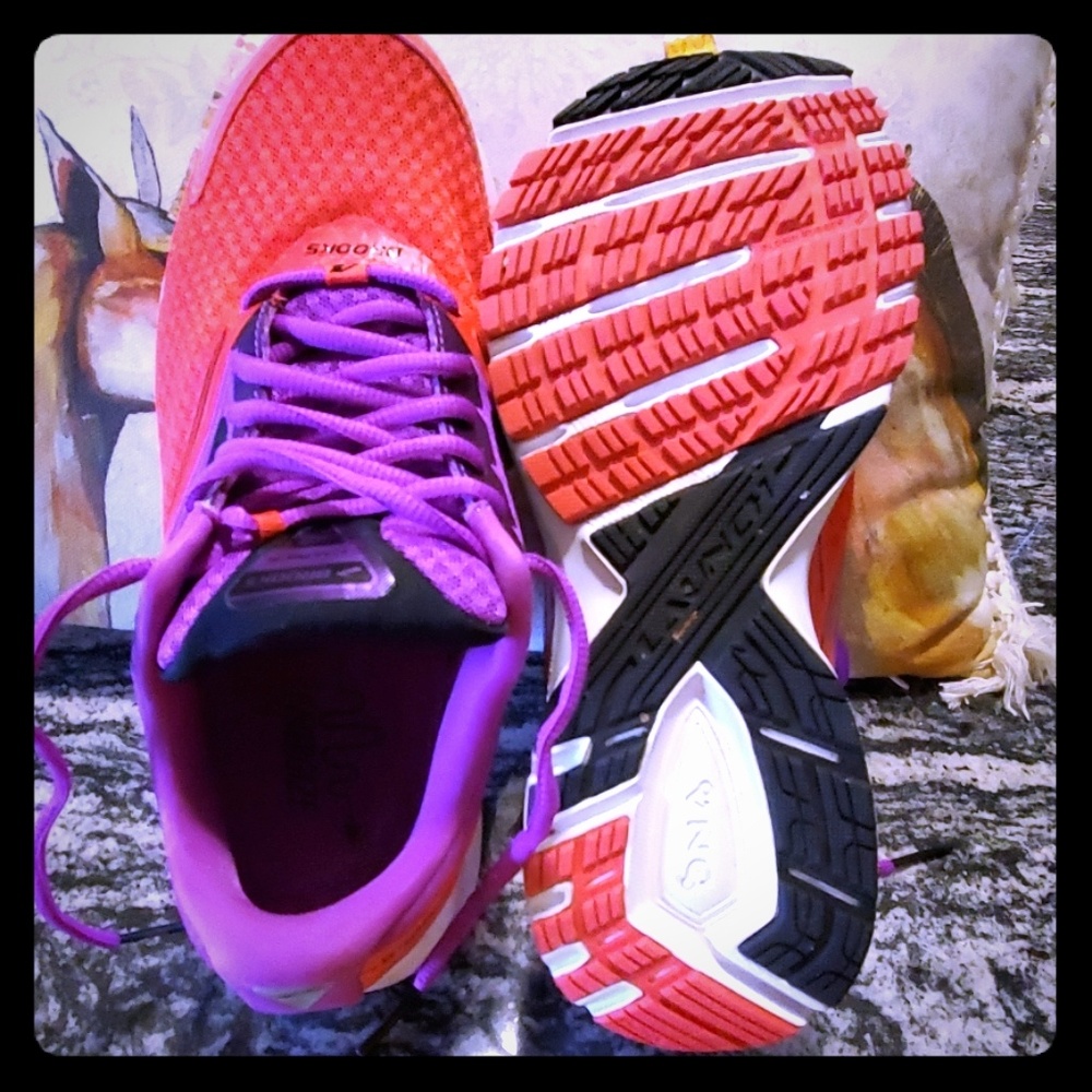 Sneaker women size 8.5, brooks